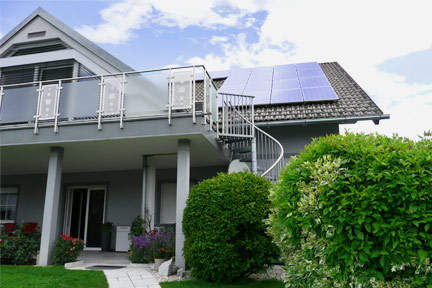 Haus von der Südseite mit Photovoltaik am Schrägdach