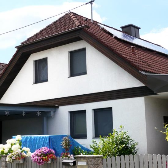 Einfamilienhaus mit Photovoltaik am Schrägdach