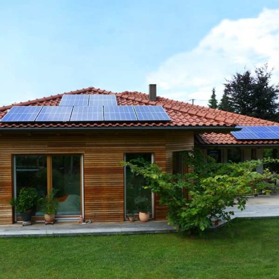 Bungalow mit Holzfassade und Solar am Dach